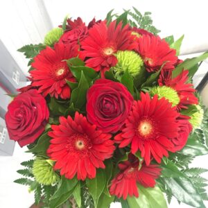 Bouquet rosso, gerbere e rose rosse