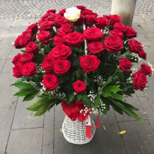 50 rose rosse extra in cesto