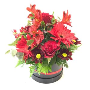 Composizione in scatola, mix di fiori rossi