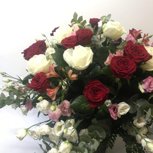 Bouquet 80cm circa con 15 rose rosse extra - 9 rose bianche extra e altri fiori