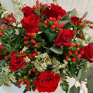 Scatola cilindro misto rose rosse e fiori bianchi